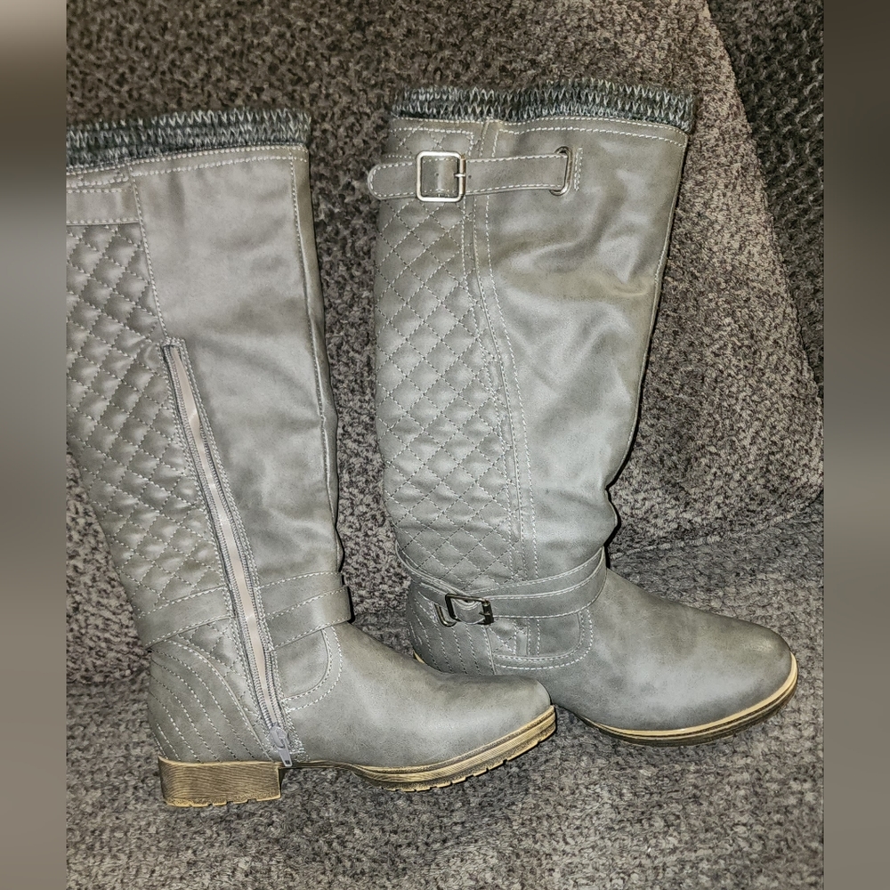 Women's sz 6 Grey faux leather w/ grey sweater accent boot